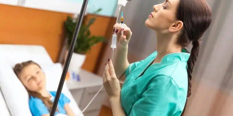 Enfermeira coloca água no lugar de remédio e mata 9 pacientes