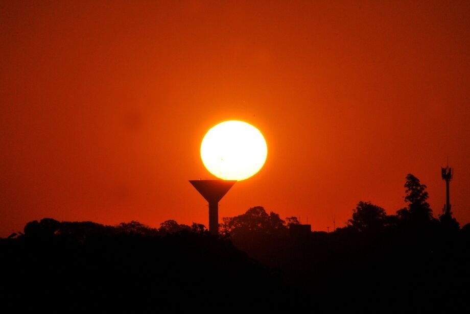 Pôr do sol alaranjado é sinônimo de poluição extrema? Entenda como onda de calor contribui para o fenômeno