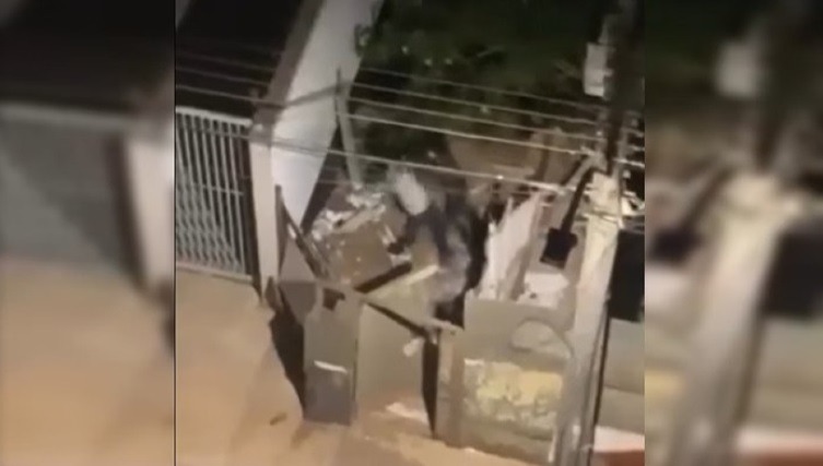 VÍDEO: Jovem reage a assalto, toma faca de ladrão e golpeia bandidos
