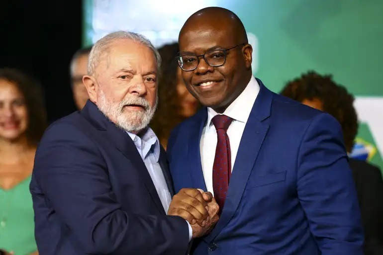 Lula diz que 'quem pratica assédio não fica no governo', mas pede apuração