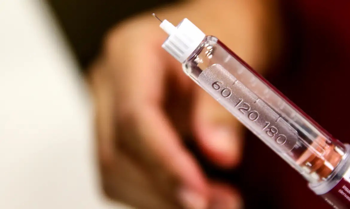Insulina semanal experimental funciona tanto quanto doses diárias, apontam testes clínicos