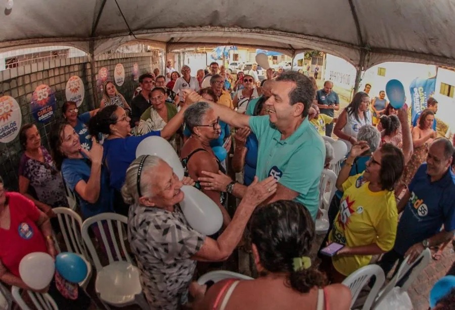 Carlos Eduardo ataca Paulinho em campanha na ZN: “Tem 35 anos de vida pública e não fez nada por Natal”