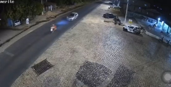 VÍDEO: Motociclista morre após ser atropelado por motorista alcoolizado que invadiu a contramão