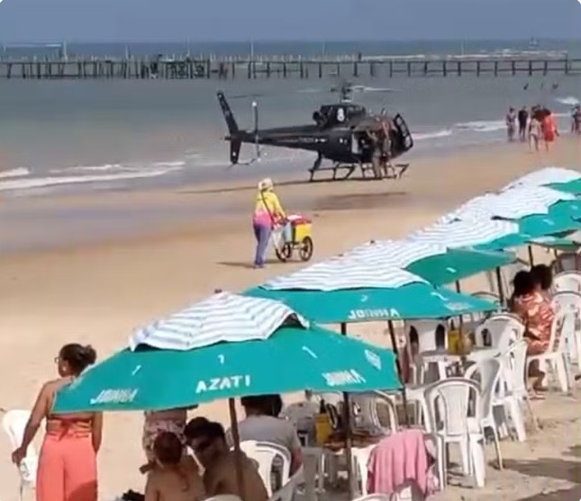 Helicóptero pousa perto de banhistas durante resgate a homem que se afogou em praia da Grande Natal