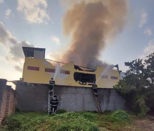 Bombeiros continuam combatendo incêndio em supermercado no RN