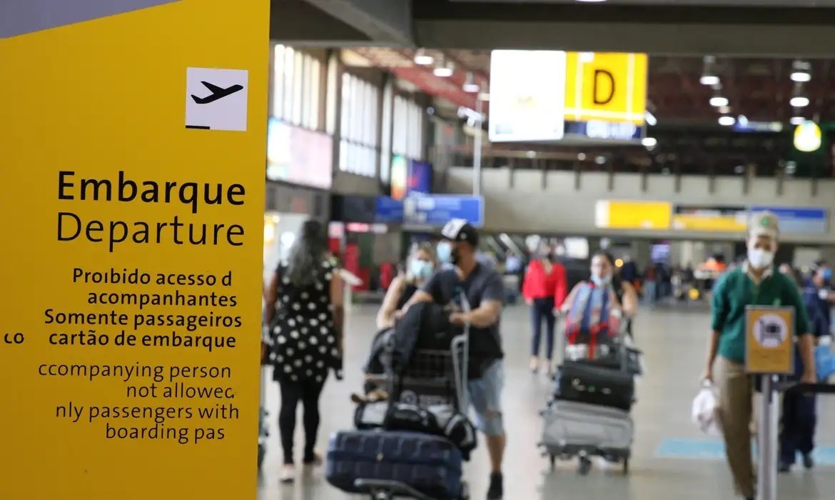 Justiça condena companhia aérea a indenizar passageiros por danos morais e materiais; entenda