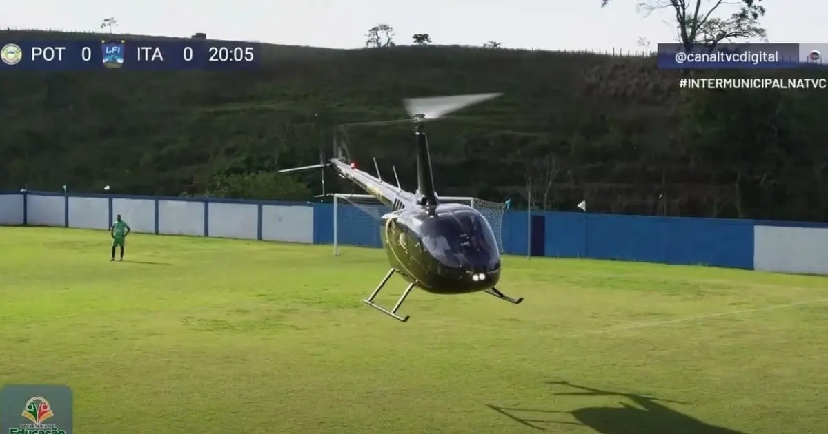 VÍDEO: Para embarque de deputado, helicóptero pousa no gramado e interrompe partida de futebol