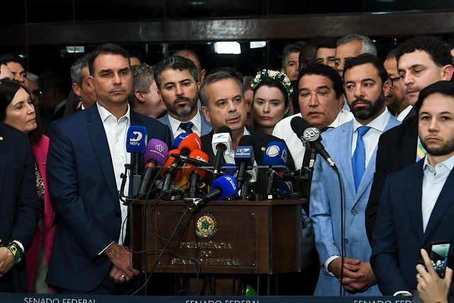Lideranças da oposição apresentam pedido de impeachment contra Alexandre de Moraes