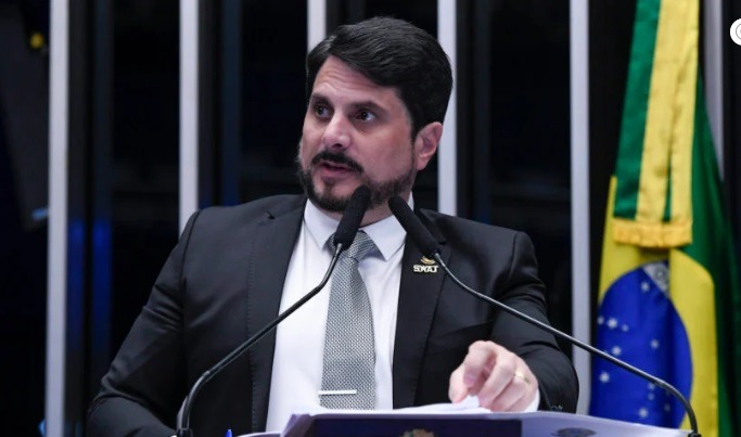 Marcos Do Val diz dormir no Senado porque teme ser morto