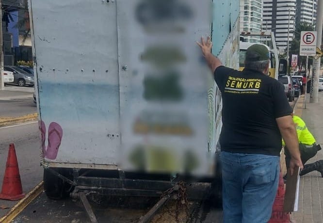 Fiscalização remove trailer irregular em via pública na praia de Miami