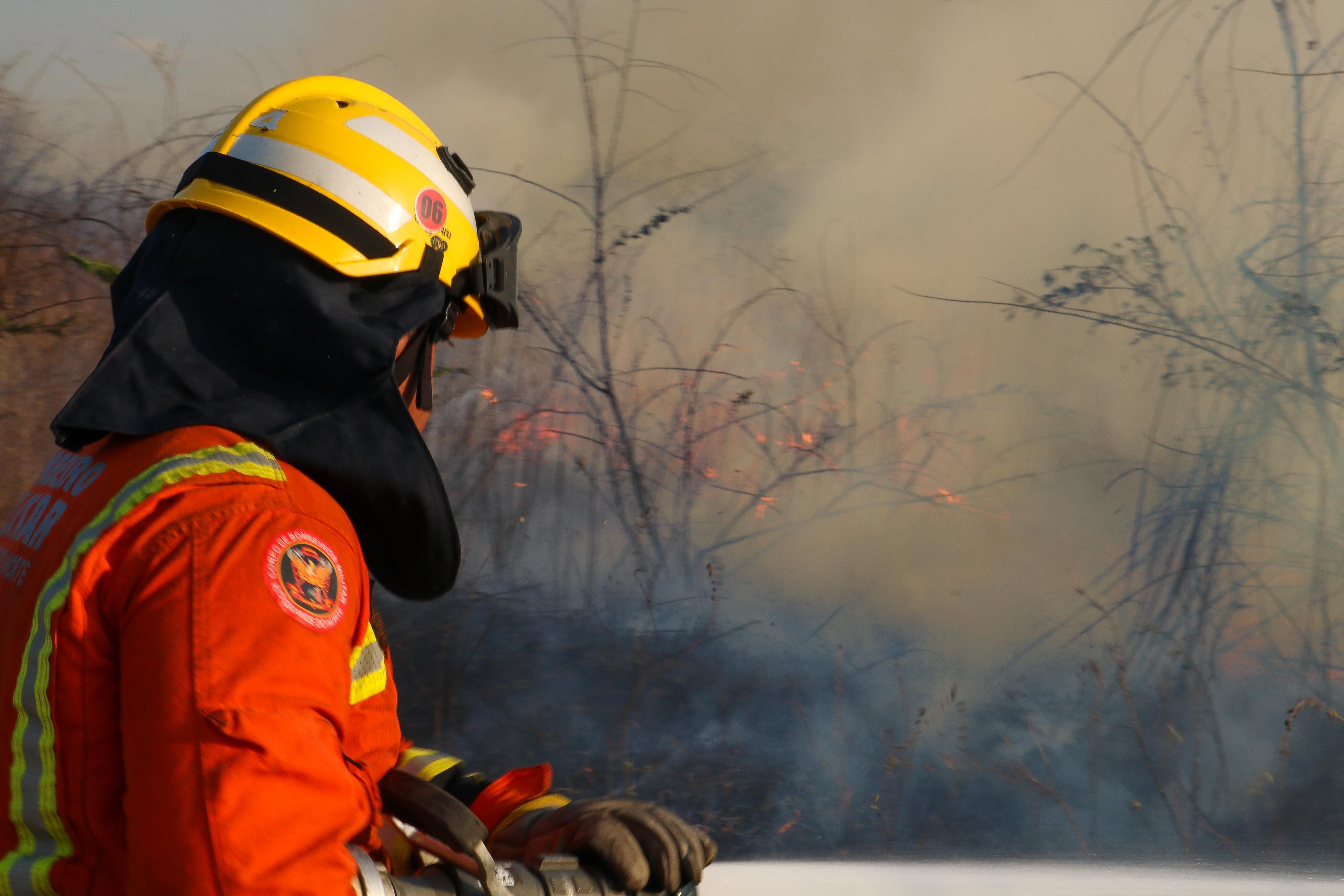 Bombeiros do RN combatem incêndio por mais de 24 horas em Apodi