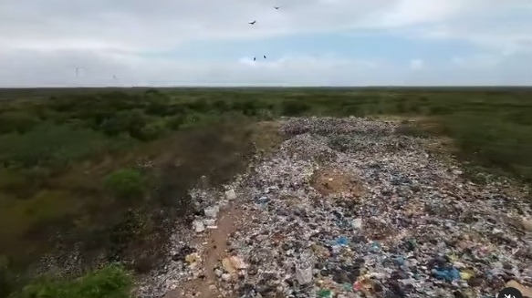 VÍDEO: Um dos principais pontos turísticos do RN tem lixão a céu aberto, próximo à praia; veja imagens