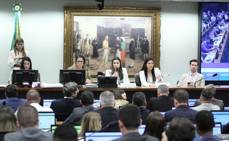 Relator apresenta parecer favorável à anistia para envolvidos nos atos de 8 de janeiro 