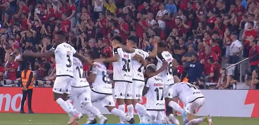 Vasco resiste com um a menos, Léo Jardim brilha nos pênaltis e garante vaga; veja os gols