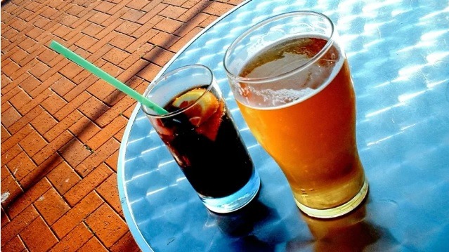 O que tem mais açúcar, cerveja ou refrigerante? E qual é pior para saúde?