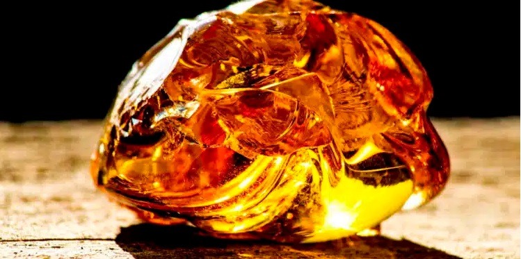 Pedra preciosa avaliada em R$ 6,19 milhões era usada como peso de porta por idosa