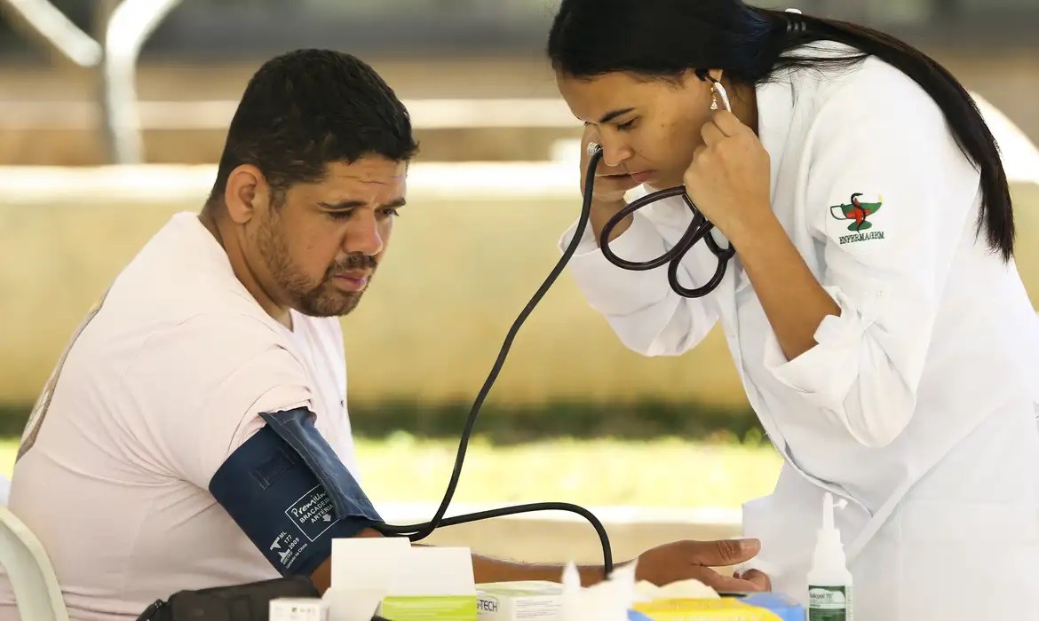 Consumo de alimentos ultraprocessados por crianças brasileiras gera alerta para a saúde