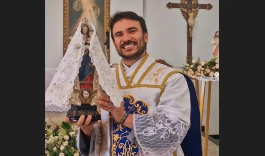 Padre influencer morre ao bater moto em cavalo