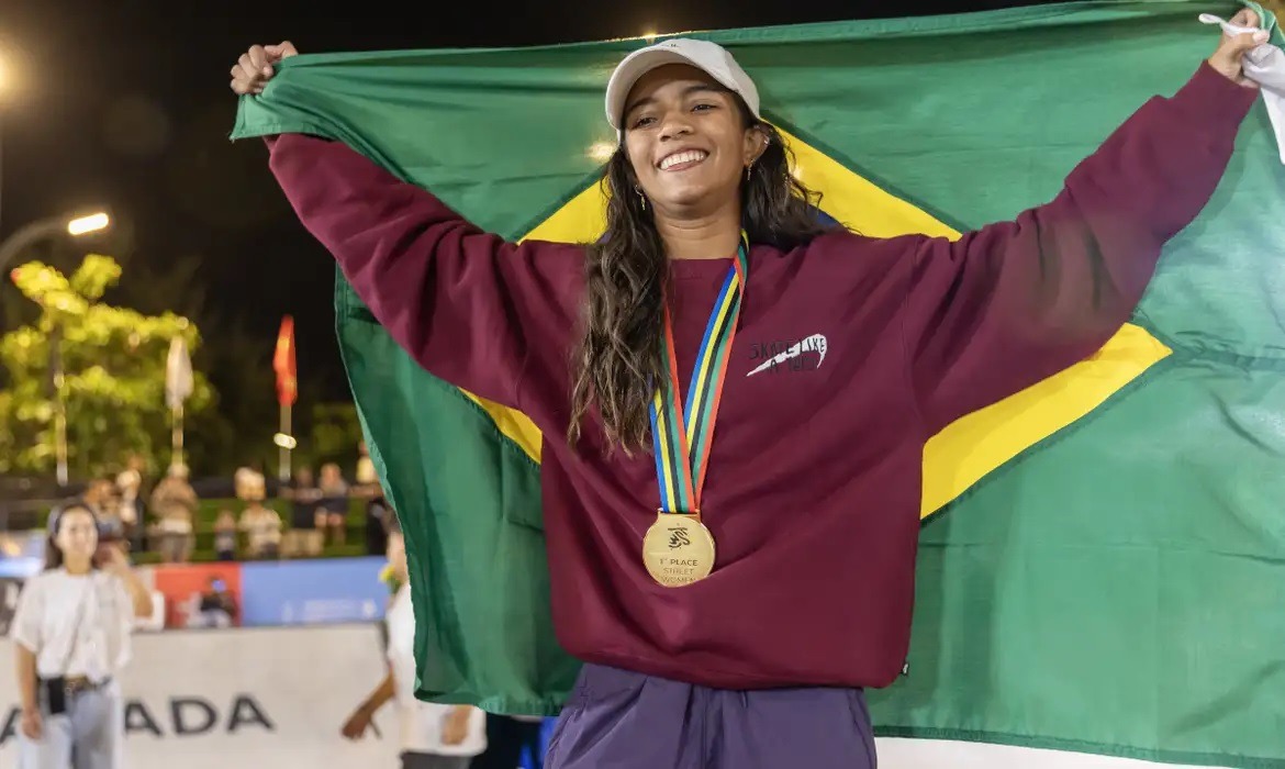Rayssa Leal dá show e é campeã do Mundial de skate street em Roma