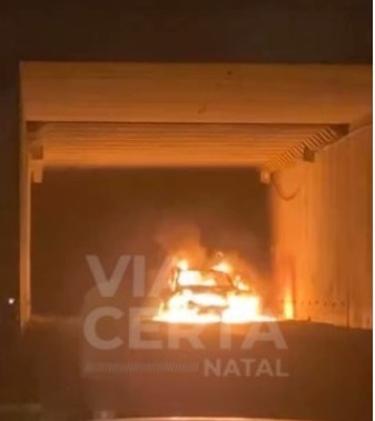 VÍDEO: Carro pega fogo no túnel de Neópolis