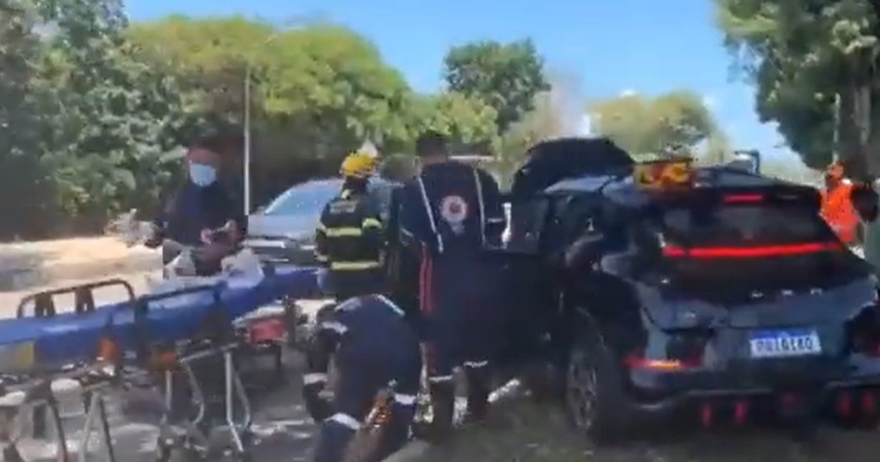 VÍDEO: Duas pessoas ficam feridas após carros baterem na Av. Roberto Freire