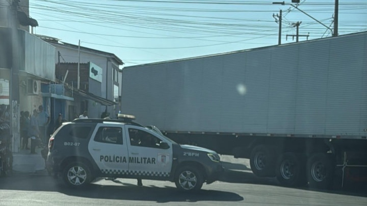 Carreta atropela casal em Mossoró; homem morre esmagado no local