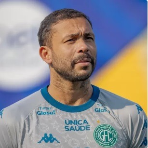 Goleiro é expulso após chamar árbitro de 'maconheiro' em jogo pela Série B
