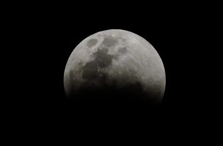 Superlua e eclipse parcial acontecem juntos nesta terça (17); saiba mais