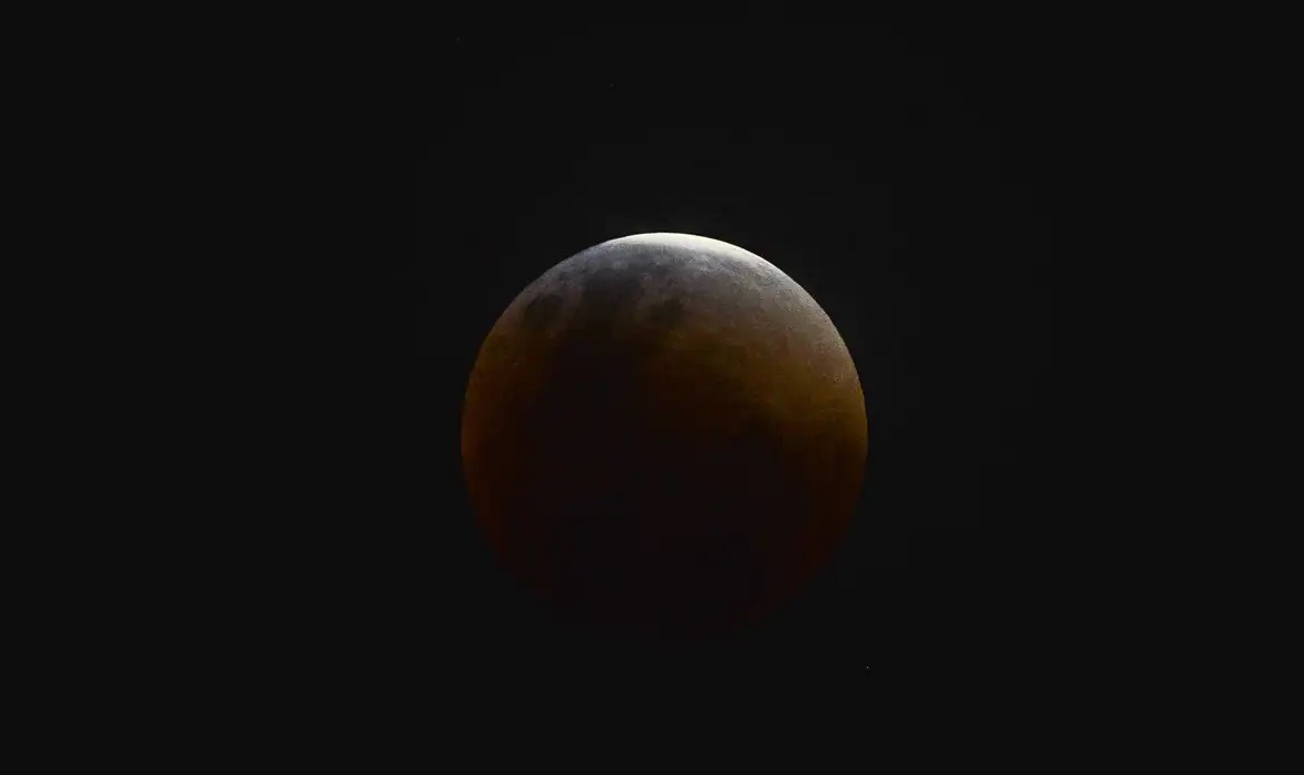 Eclipse parcial da Lua acontece hoje; veja como assistir