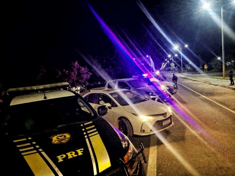 PRF, PM e PC prendem no RN dupla que roubou carreta com carga de cerveja na Paraíba