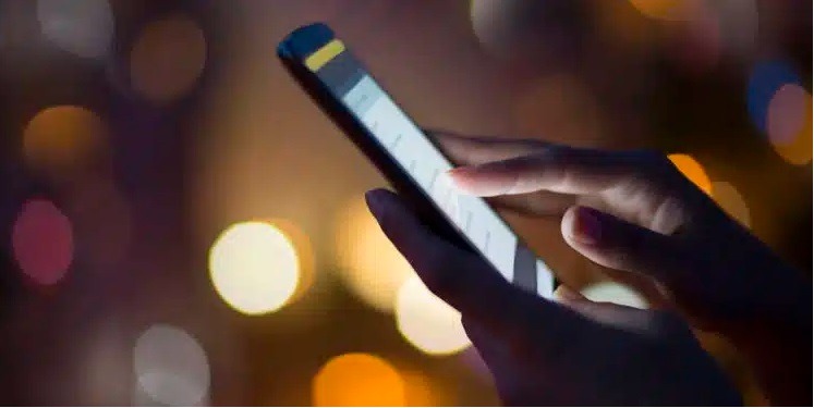 Celular causa câncer? Saiba o que a ciência revela sobre o uso frequente