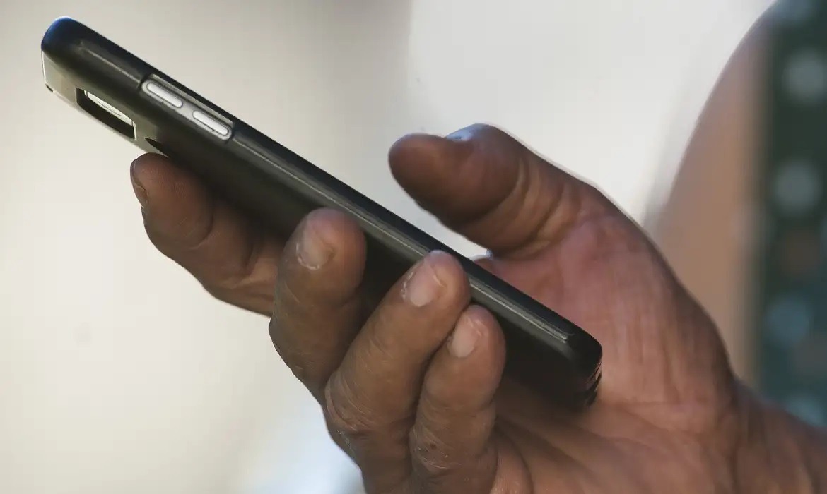 Governo Lula prepara medida para banir celular nas escolas