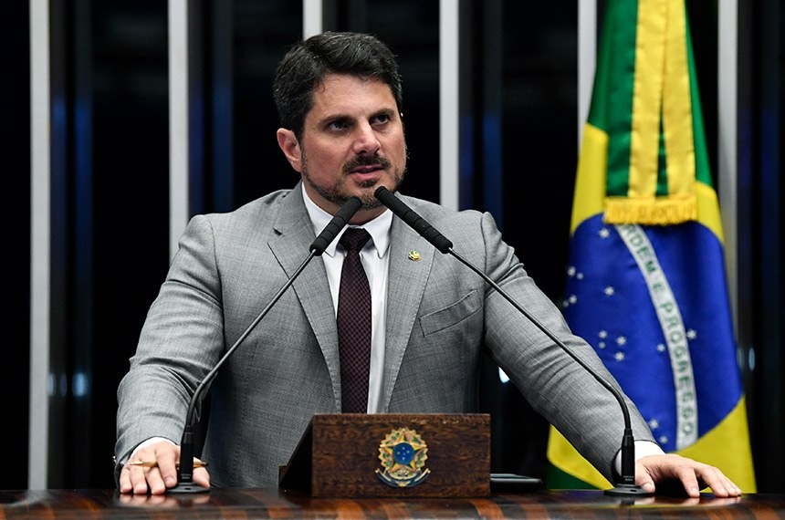PF acusa senador por obstruir inquérito e corromper menor para atacar delegado
