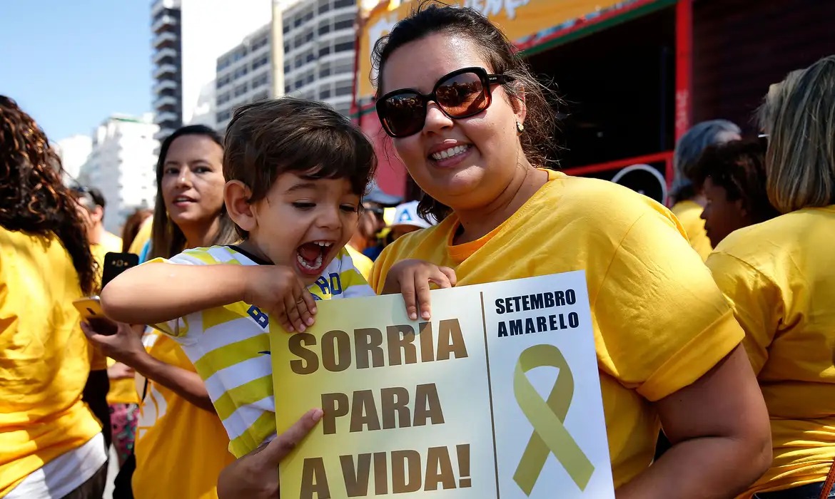Guia de prevenção ao suicídio é lançado em português; confira o documento e onde buscar ajuda