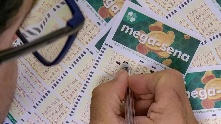 Mega-Sena acumula e prêmio sobe para R$ 10 milhões; veja dezenas sorteadas