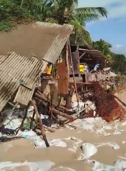 VÍDEO: Barracas na Praia do Madeiro são destruídas pela maré alta