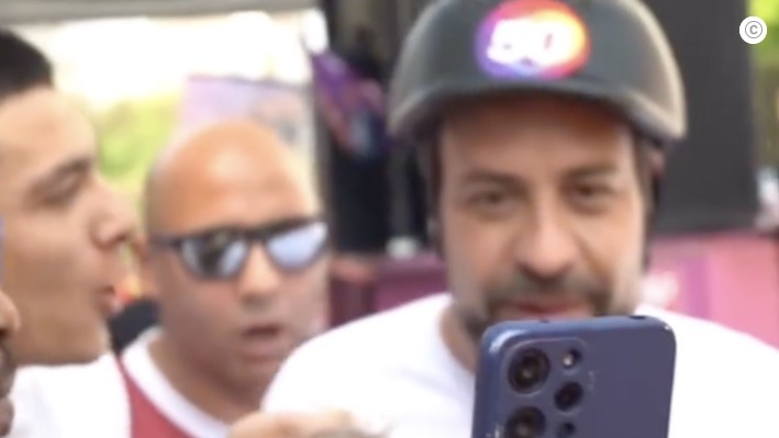 VÍDEO: Candidato do PL assopra farinha em Boulos durante ato em SP