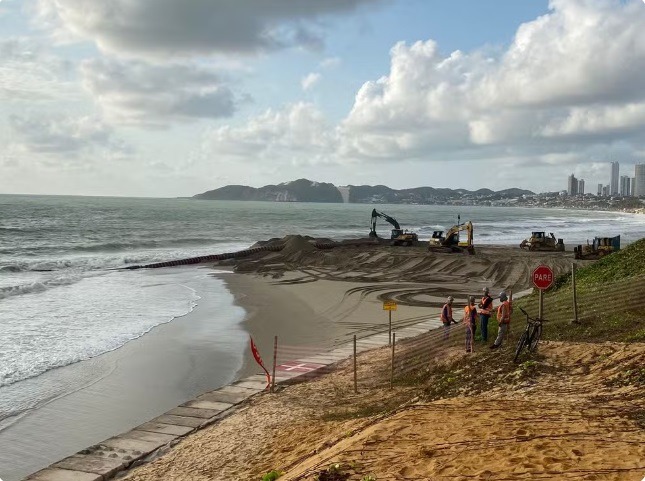 Obra da engorda da praia de Ponta Negra é retomada
