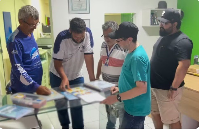 Álbum de figurinhas com santinhos políticos vira nova febre no RN