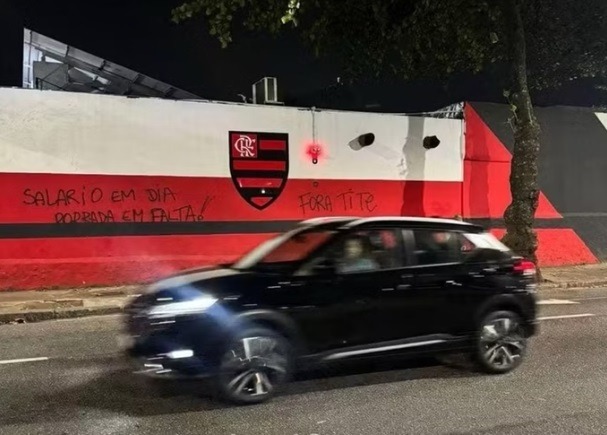 Sede do Flamengo é pichada com ameaça e pedido para a saída de Tite