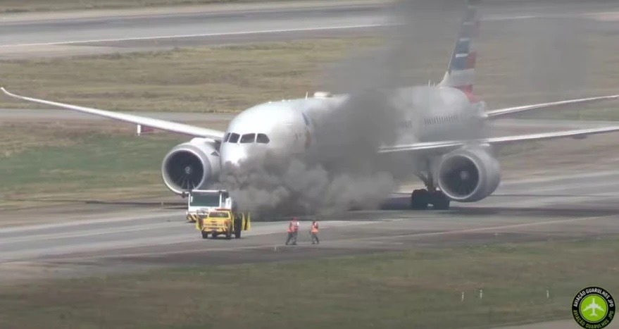 Reboque de avião pega fogo no aeroporto de Guarulhos; assista