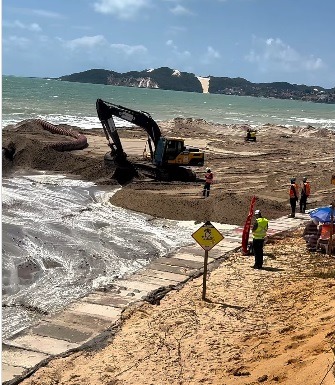 VÍDEO: Confira imagens do terceiro dia de obras da engorda de Ponta Negra; ASSISTA
