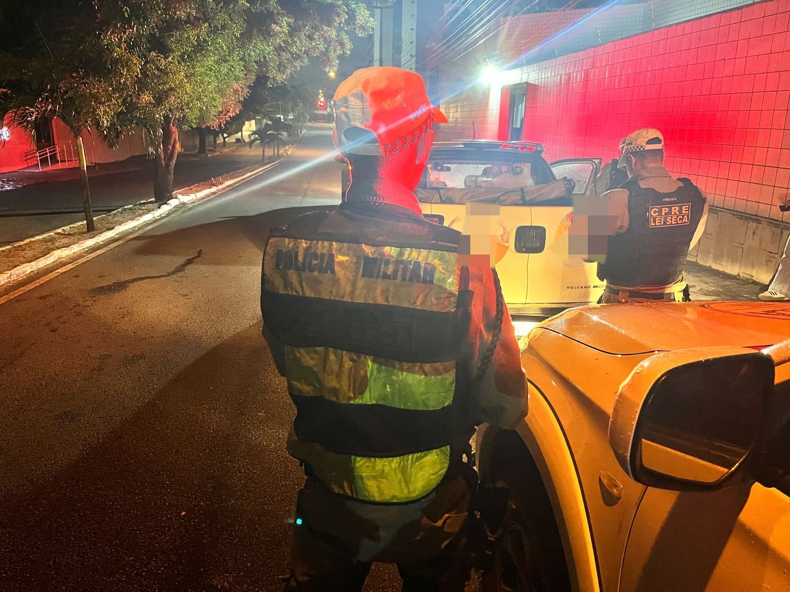 Motorista bêbado 'fura' blitz na Roberto Freire e acaba preso na avenida Rui Barbosa após perseguição