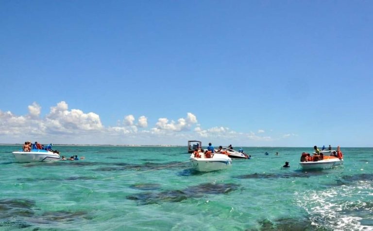 Lancha naufraga com 12 tripulantes nas piscinas naturais de Rio do Fogo