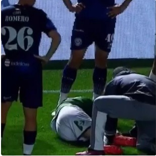 (Imagens fortes) Jogador cai sobre a própria perna e sofre lesão assustadora; assista