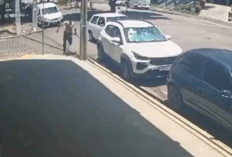 Vídeo mostra momento em que filho agride a própria mãe com pedaço de pau em Natal; ASSISTA