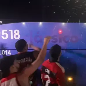 Flamengo chega sob pipoca após eliminação, e torcedores têm conflito com PM
