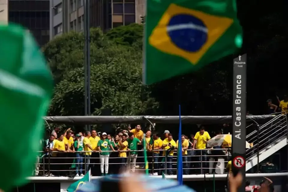 Brasileiros de direita são o dobro de esquerdistas, aponta pesquisa nacional