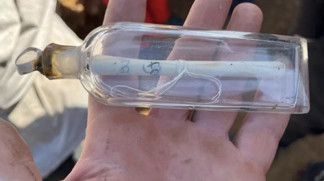 Garrafa com mensagem de 200 anos atrás para o futuro é descoberta na França