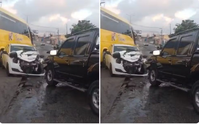 Carros batem de frente e motorista fica preso às ferragens na ponte de Igapó